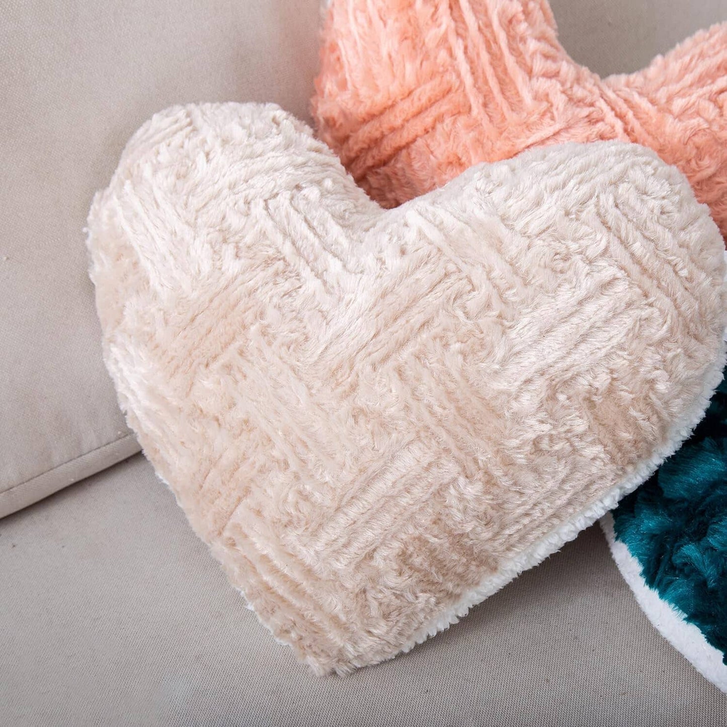 DaDa Bedding Neutral Faux Fur Heart Pillow (16x14)
