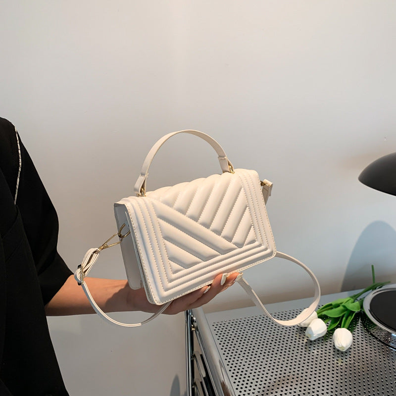 Dazzling Bags For Women Chain Crossbody Bags In Pu Leather Female Fashionable Shoulder Bag Ladies Handbags  Simple Messenger Bag Casual Indentation Western Style Portable Women