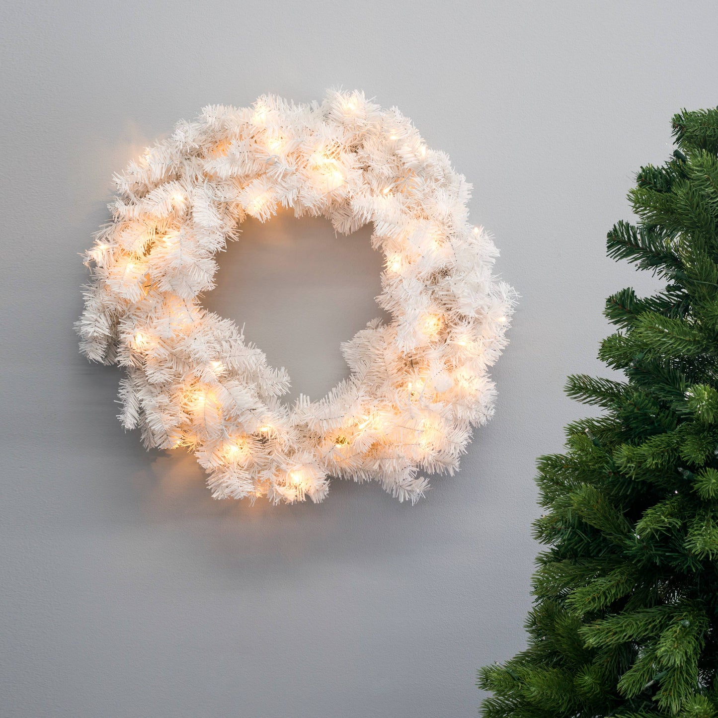 30" Christmas Crystal White Wreath
