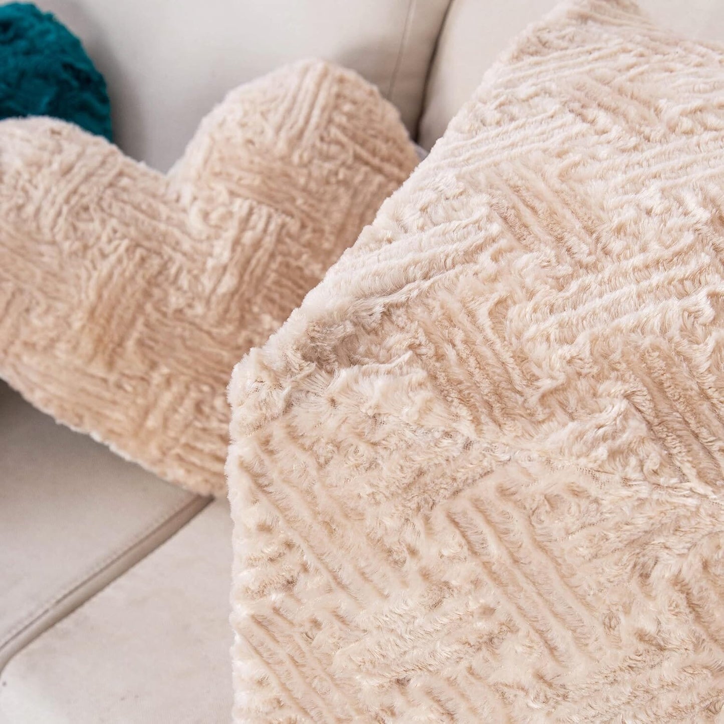 DaDa Bedding Neutral Faux Fur Heart Pillow (16x14)