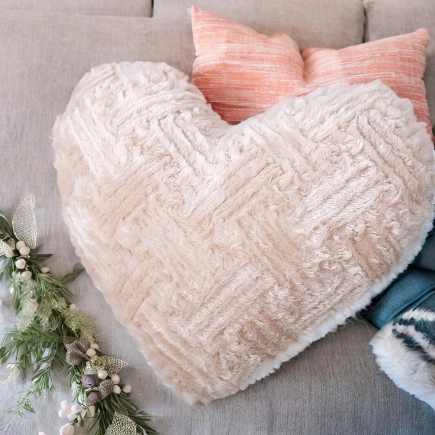 DaDa Bedding Neutral Faux Fur Heart Pillow (16x14)
