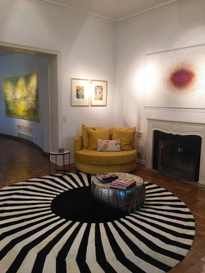 JAPAN SUN – Round Cowhide Rug in Black and White for Trade Professionals