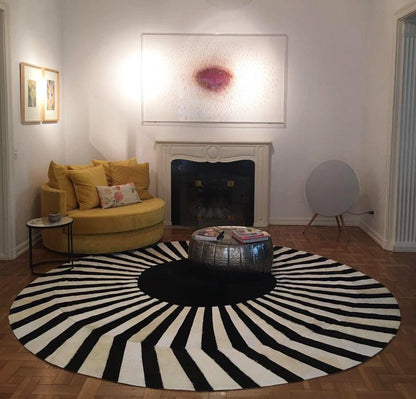 JAPAN SUN – Round Cowhide Rug in Black and White for Trade Professionals