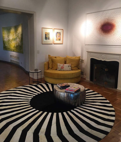 JAPAN SUN – Round Cowhide Rug in Black and White for Trade Professionals