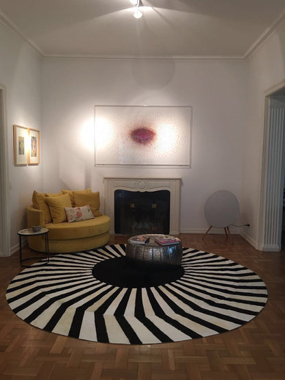 JAPAN SUN – Round Cowhide Rug in Black and White for Trade Professionals
