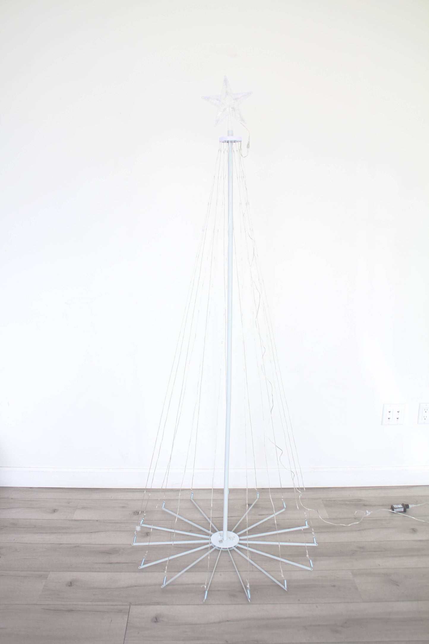 6ft Tree Light Outdoor w/ Star - Warm White